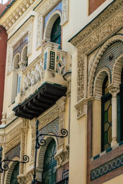 Sevilla İspanya 21 Temmuz 2021 İspanya 'nın güneyindeki Endülüs Bölgesi' nin başkenti ve sembolik bir şehir olan Sevilla sokaklarındaki bir binanın cephesi.