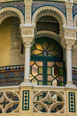 Sevilla İspanya 21 Temmuz 2021 İspanya 'nın güneyindeki Endülüs Bölgesi' nin başkenti ve sembolik bir şehir olan Sevilla sokaklarındaki bir binanın cephesi.