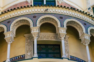 Sevilla İspanya 21 Temmuz 2021 İspanya 'nın güneyindeki Endülüs Bölgesi' nin başkenti ve sembolik bir şehir olan Sevilla sokaklarındaki bir binanın cephesi.