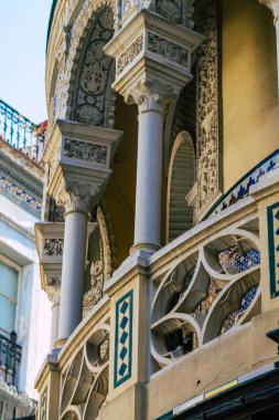 Sevilla İspanya 21 Temmuz 2021 İspanya 'nın güneyindeki Endülüs Bölgesi' nin başkenti ve sembolik bir şehir olan Sevilla sokaklarındaki bir binanın cephesi.