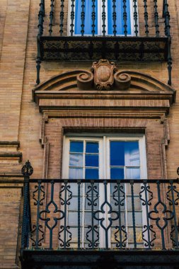 Sevilla İspanya 21 Temmuz 2021 İspanya 'nın güneyindeki Endülüs Bölgesi' nin başkenti ve sembolik bir şehir olan Sevilla sokaklarındaki bir binanın cephesi.