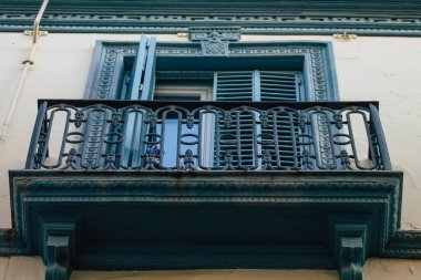 Sevilla İspanya 21 Temmuz 2021 İspanya 'nın güneyindeki Endülüs Bölgesi' nin başkenti ve sembolik bir şehir olan Sevilla sokaklarındaki bir binanın cephesi.