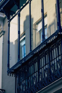 Sevilla İspanya 21 Temmuz 2021 İspanya 'nın güneyindeki Endülüs Bölgesi' nin başkenti ve sembolik bir şehir olan Sevilla sokaklarındaki bir binanın cephesi.