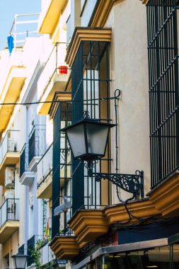 Sevilla İspanya 21 Temmuz 2021 İspanya 'nın güneyindeki Endülüs Bölgesi' nin başkenti ve sembolik bir şehir olan Sevilla sokaklarındaki bir binanın cephesi.