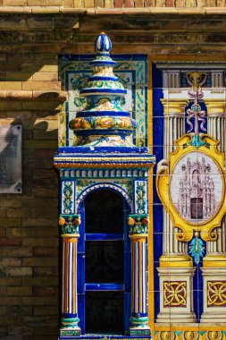 Seville İspanya 7 Temmuz 2021 İspanya Plaza, Andalusia Bölgesi 'nin başkenti ve sembolik bir şehir olan Seville' deki Maria Luisa parkında bulunan bir mimari komplekstir.