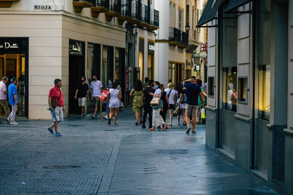Sevilla İspanya 21 Temmuz 2021 Coronavirus salgını sırasında İspanya 'da alışveriş yapan yayaların sokakta maske takması zorunlu değil ama çoğu insan bunu takıyor.