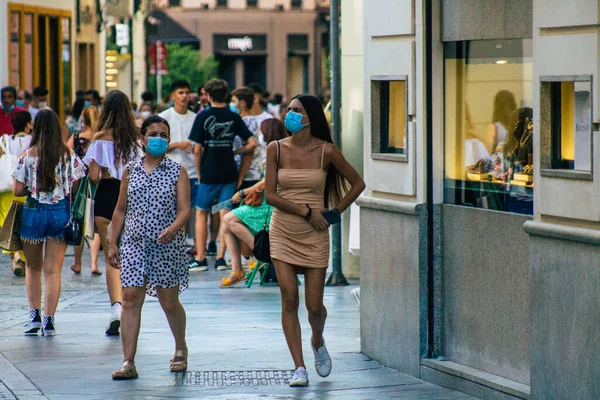 Sevilla Španělsko Července 2021 Chodci Nakupování Hlavní Obchodní Ulici Během — Stock fotografie