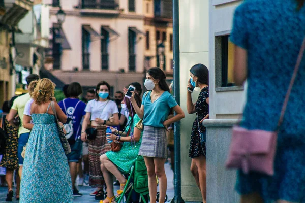 セビリアスペイン2021年7月21日スペインを襲ったコロナウイルスの流行の間 メインストリートで買い物をしている歩行者は 通りにマスクを着用することは必須ではありませんが ほとんどの人がそれを身に着けています — ストック写真
