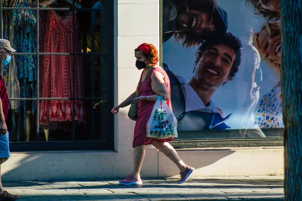 セビリアスペイン2021年7月21日スペインを襲ったコロナウイルスの流行の間 メインストリートで買い物をしている歩行者は 通りにマスクを着用することは必須ではありませんが ほとんどの人がそれを身に着けています — ストック写真