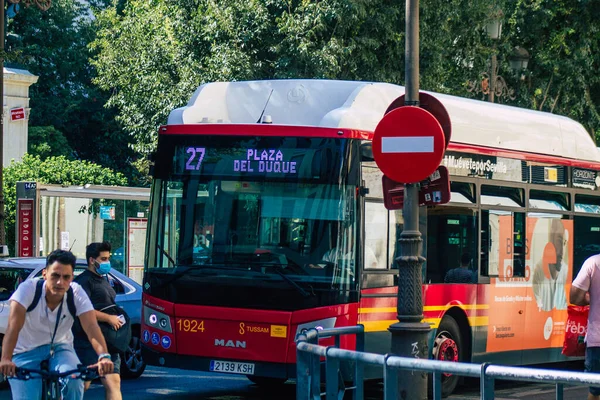 2021年7月21日西班牙塞维利亚大爆发袭击西班牙期间 巴士驶过塞维利亚街道 — 图库照片
