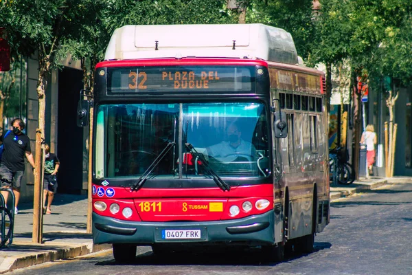 Sevilha Espanha Julho 2021 Ônibus Dirigindo Pelas Ruas Sevilha Durante — Fotografia de Stock