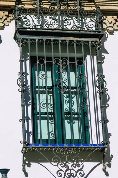 セビリアスペイン2021年7月21日スペイン南部のアンダルシア地方の象徴的な都市と首都セビリアの通りにある建物のファサード — ストック写真