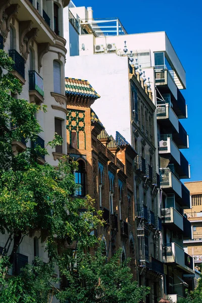 セビリアスペイン2021年7月21日スペイン南部のアンダルシア地方の象徴的な都市と首都セビリアの通りにある建物のファサード — ストック写真