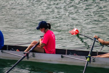 Seville İspanya 23 Temmuz 2021 İspanya 'yı etkileyen koronavirüs salgını sırasında Seville' i geçen Guadalquivir nehrinde kürek çeken kimliği belirsiz insanlar.