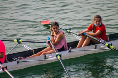 Seville İspanya 23 Temmuz 2021 İspanya 'yı etkileyen koronavirüs salgını sırasında Seville' i geçen Guadalquivir nehrinde kürek çeken kimliği belirsiz insanlar.