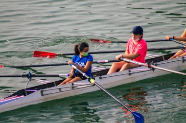 Seville İspanya 23 Temmuz 2021 İspanya 'yı etkileyen koronavirüs salgını sırasında Seville' i geçen Guadalquivir nehrinde kürek çeken kimliği belirsiz insanlar.