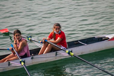 Seville İspanya 23 Temmuz 2021 İspanya 'yı etkileyen koronavirüs salgını sırasında Seville' i geçen Guadalquivir nehrinde kürek çeken kimliği belirsiz insanlar.