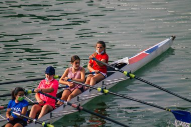 Seville İspanya 23 Temmuz 2021 İspanya 'yı etkileyen koronavirüs salgını sırasında Seville' i geçen Guadalquivir nehrinde kürek çeken kimliği belirsiz insanlar.