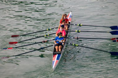 Seville İspanya 23 Temmuz 2021 İspanya 'yı etkileyen koronavirüs salgını sırasında Seville' i geçen Guadalquivir nehrinde kürek çeken kimliği belirsiz insanlar.