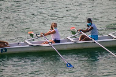 Seville İspanya 23 Temmuz 2021 İspanya 'yı etkileyen koronavirüs salgını sırasında Seville' i geçen Guadalquivir nehrinde kürek çeken kimliği belirsiz insanlar.