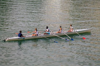 Seville İspanya 23 Temmuz 2021 İspanya 'yı etkileyen koronavirüs salgını sırasında Seville' i geçen Guadalquivir nehrinde kürek çeken kimliği belirsiz insanlar.