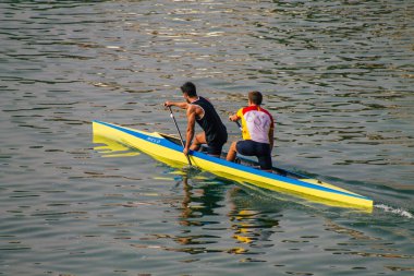 Seville İspanya 23 Temmuz 2021 İspanya 'yı etkileyen koronavirüs salgını sırasında Seville' i geçen Guadalquivir nehrinde kürek çeken kimliği belirsiz insanlar.