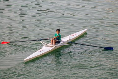 Seville İspanya 23 Temmuz 2021 İspanya 'yı etkileyen koronavirüs salgını sırasında Seville' i geçen Guadalquivir nehrinde kürek çeken kimliği belirsiz insanlar.