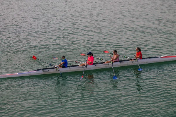 Sevilha Espanha Julho 2021 Pessoas Não Identificadas Remando Rio Guadalquivir — Fotografia de Stock