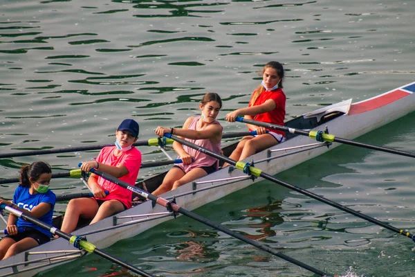 Sevilha Espanha Julho 2021 Pessoas Não Identificadas Remando Rio Guadalquivir — Fotografia de Stock