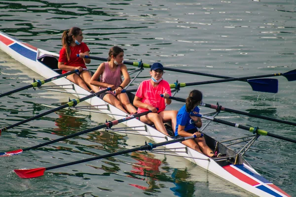 Sevilha Espanha Julho 2021 Pessoas Não Identificadas Remando Rio Guadalquivir — Fotografia de Stock