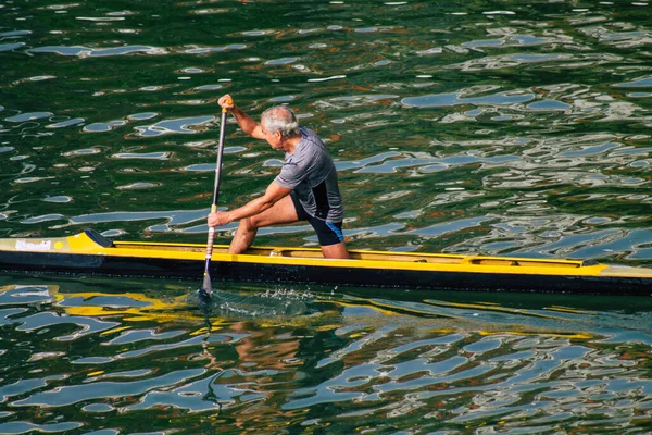 Sevilha Espanha Julho 2021 Pessoas Não Identificadas Remando Rio Guadalquivir — Fotografia de Stock