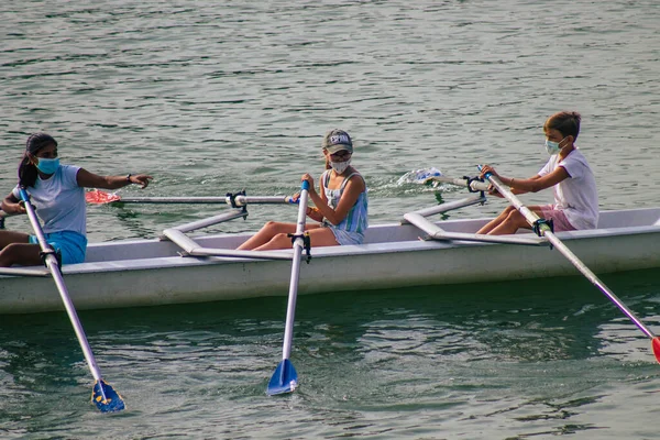 Sevilha Espanha Julho 2021 Pessoas Não Identificadas Remando Rio Guadalquivir — Fotografia de Stock