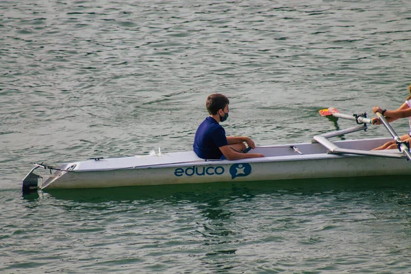 Sevilha Espanha Julho 2021 Pessoas Não Identificadas Remando Rio Guadalquivir — Fotografia de Stock