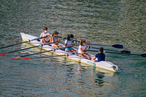 Sevilla Španělsko Července 2021 Neidentifikovaní Veslaři Řece Guadalquivir Která Protéká — Stock fotografie