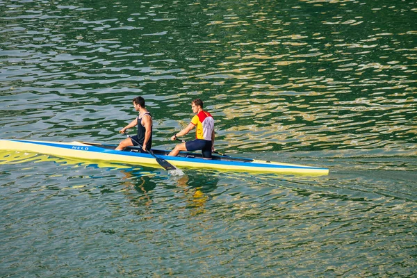 Sevilha Espanha Julho 2021 Pessoas Não Identificadas Remando Rio Guadalquivir — Fotografia de Stock