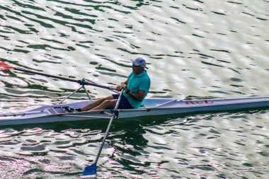 Seville İspanya 23 Temmuz 2021 İspanya 'yı etkileyen koronavirüs salgını sırasında Seville' i geçen Guadalquivir nehrinde kürek çeken kimliği belirsiz insanlar.