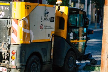 Sevilla İspanya 23 Temmuz 2021 Seville caddelerinden geçen çöp kamyonu, sembolik bir şehir ve İspanya 'nın güneyindeki Endülüs bölgesinin başkenti.