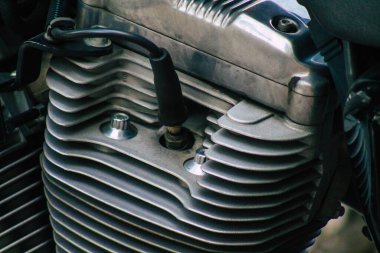 Seville İspanya 23 Temmuz 2021 Harley Davidson 883 motosikleti, İspanya 'nın güneyindeki Endülüs Bölgesi' nin başkenti ve sembolik bir şehir olan Sevilla caddelerine park edilmiştir.