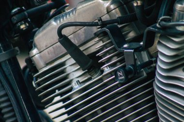 Seville İspanya 23 Temmuz 2021 Harley Davidson 883 motosikleti, İspanya 'nın güneyindeki Endülüs Bölgesi' nin başkenti ve sembolik bir şehir olan Sevilla caddelerine park edilmiştir.