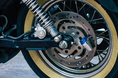 Seville İspanya 23 Temmuz 2021 Harley Davidson 883 motosikleti, İspanya 'nın güneyindeki Endülüs Bölgesi' nin başkenti ve sembolik bir şehir olan Sevilla caddelerine park edilmiştir.