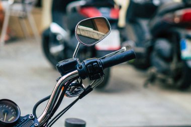 Seville İspanya 23 Temmuz 2021 Harley Davidson 883 motosikleti, İspanya 'nın güneyindeki Endülüs Bölgesi' nin başkenti ve sembolik bir şehir olan Sevilla caddelerine park edilmiştir.