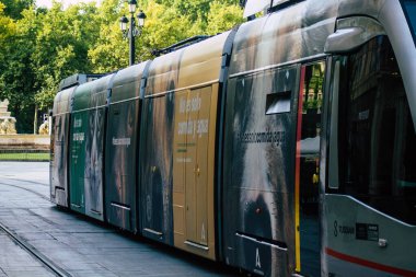 Seville İspanya 23 Temmuz 2021 İspanya 'nın güneyinde, sembolik bir şehir ve Endülüs Bölgesi' nin başkenti olan Seville sokaklarından geçen yolcular için modern elektrikli tramvay