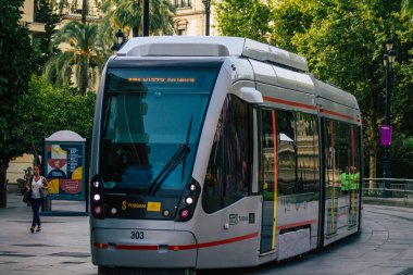Seville İspanya 23 Temmuz 2021 İspanya 'nın güneyinde, sembolik bir şehir ve Endülüs Bölgesi' nin başkenti olan Seville sokaklarından geçen yolcular için modern elektrikli tramvay