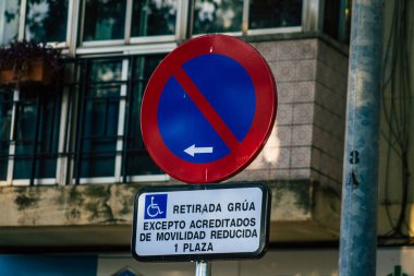Sevilla İspanya 23 Temmuz 2021 Sokak tabelası ya da yol tabelası Seville şehir merkezindeki yol kullanıcısına bilgi sağlamak için yolun kenarına ya da yukarısına dikilmiştir.