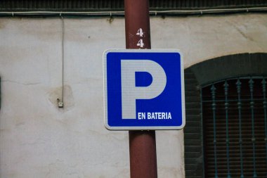 Sevilla İspanya 23 Temmuz 2021 Sokak tabelası ya da yol tabelası Seville şehir merkezindeki yol kullanıcısına bilgi sağlamak için yolun kenarına ya da yukarısına dikilmiştir.