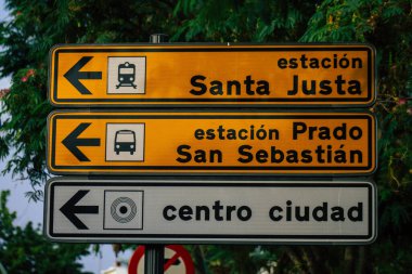 Sevilla İspanya 23 Temmuz 2021 Sokak tabelası ya da yol tabelası Seville şehir merkezindeki yol kullanıcısına bilgi sağlamak için yolun kenarına ya da yukarısına dikilmiştir.