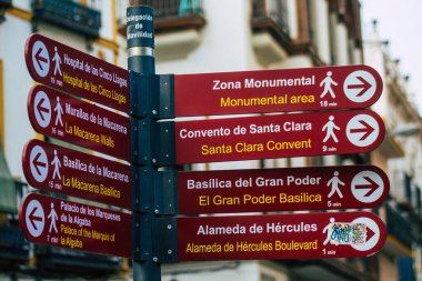Sevilla İspanya 23 Temmuz 2021 Sokak tabelası ya da yol tabelası Seville şehir merkezindeki yol kullanıcısına bilgi sağlamak için yolun kenarına ya da yukarısına dikilmiştir.