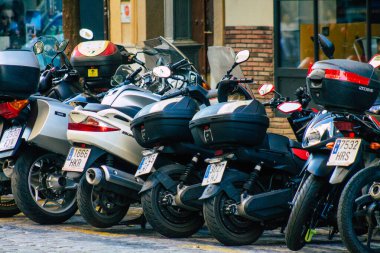 Seville İspanya 23 Temmuz 2021 'de Sevilla, İspanya' nın güneyinde, sembolik bir şehir ve Endülüs Bölgesi 'nin başkenti olan Sevilla sokaklarına parketti.