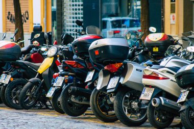 Seville İspanya 23 Temmuz 2021 'de Sevilla, İspanya' nın güneyinde, sembolik bir şehir ve Endülüs Bölgesi 'nin başkenti olan Sevilla sokaklarına parketti.