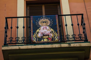 23 Temmuz 2021 'de İspanya' nın güneyindeki Endülüs Bölgesi 'nin başkenti ve sembolik bir şehir olan Sevilla sokaklarındaki bir binanın cephesinde çekilmiş dini bir resim.